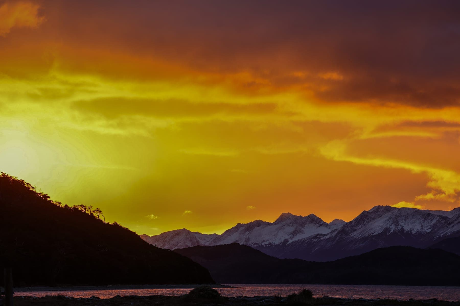 Atardecer Caleta María, Cordillera Darwin, Tierra del Fuego